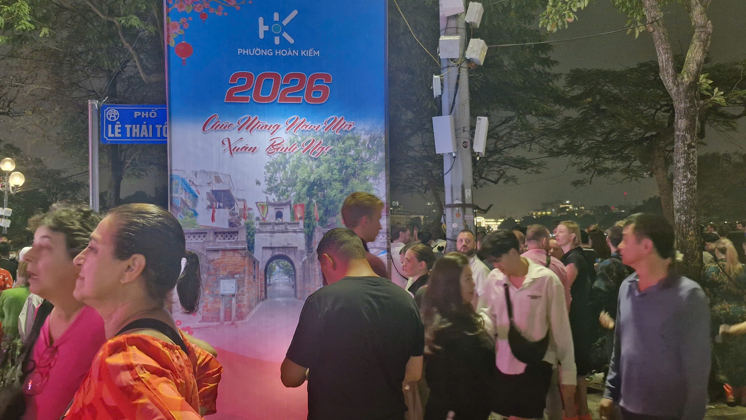 Pháo hoa thắp sáng bầu trời Hà Nội đêm giao thừa - ảnh 6