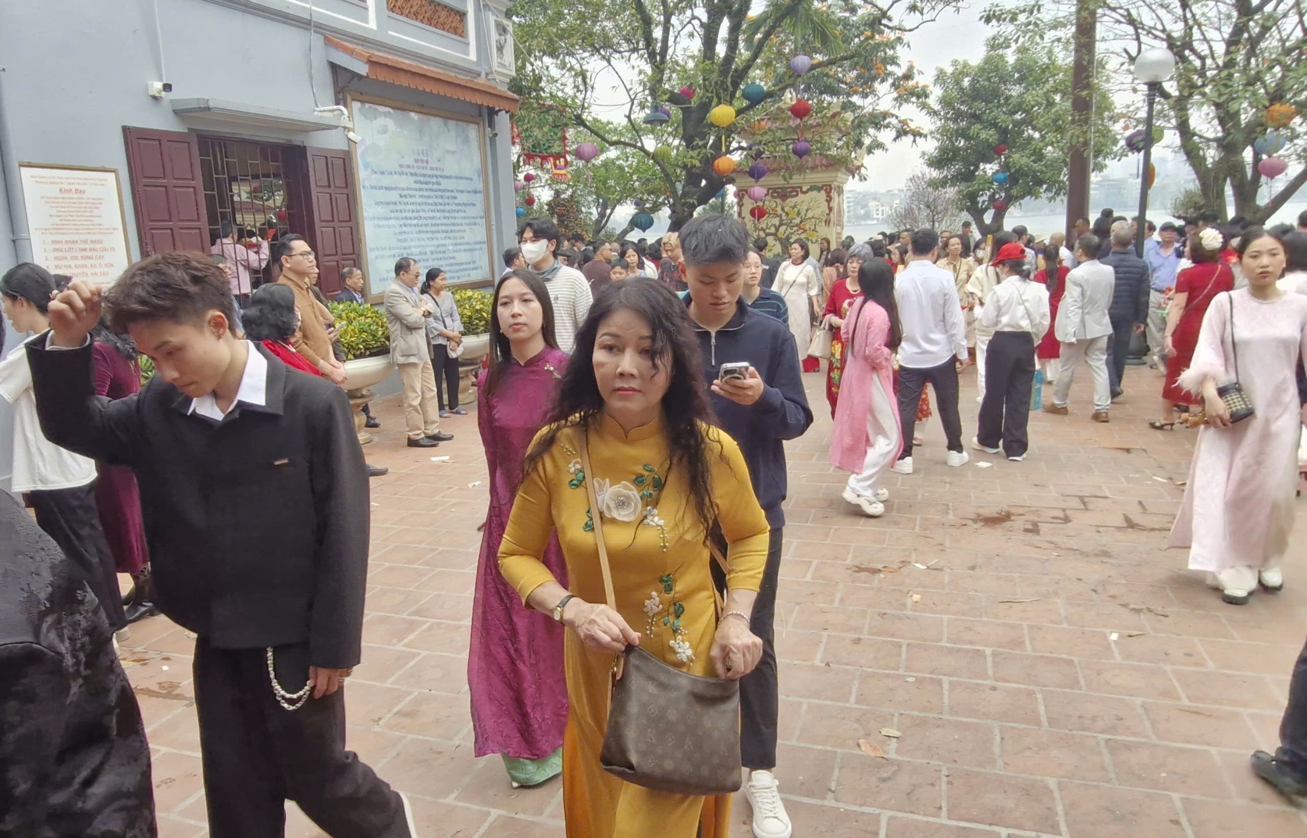 Người dân Thủ đô nô nức đi lễ đầu năm  - ảnh 2