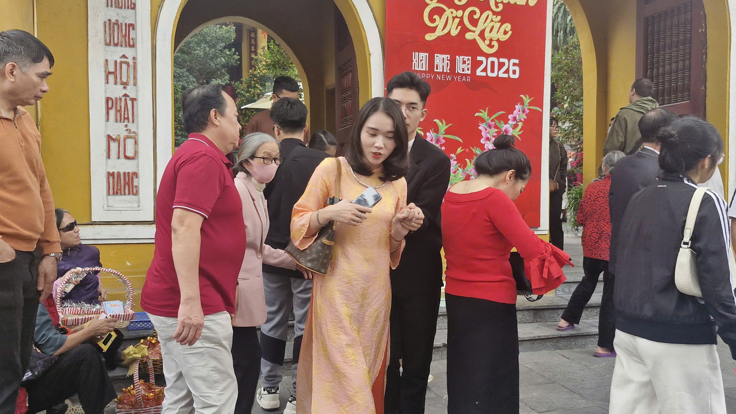 Người dân Thủ đô nô nức đi lễ đầu năm  - ảnh 6