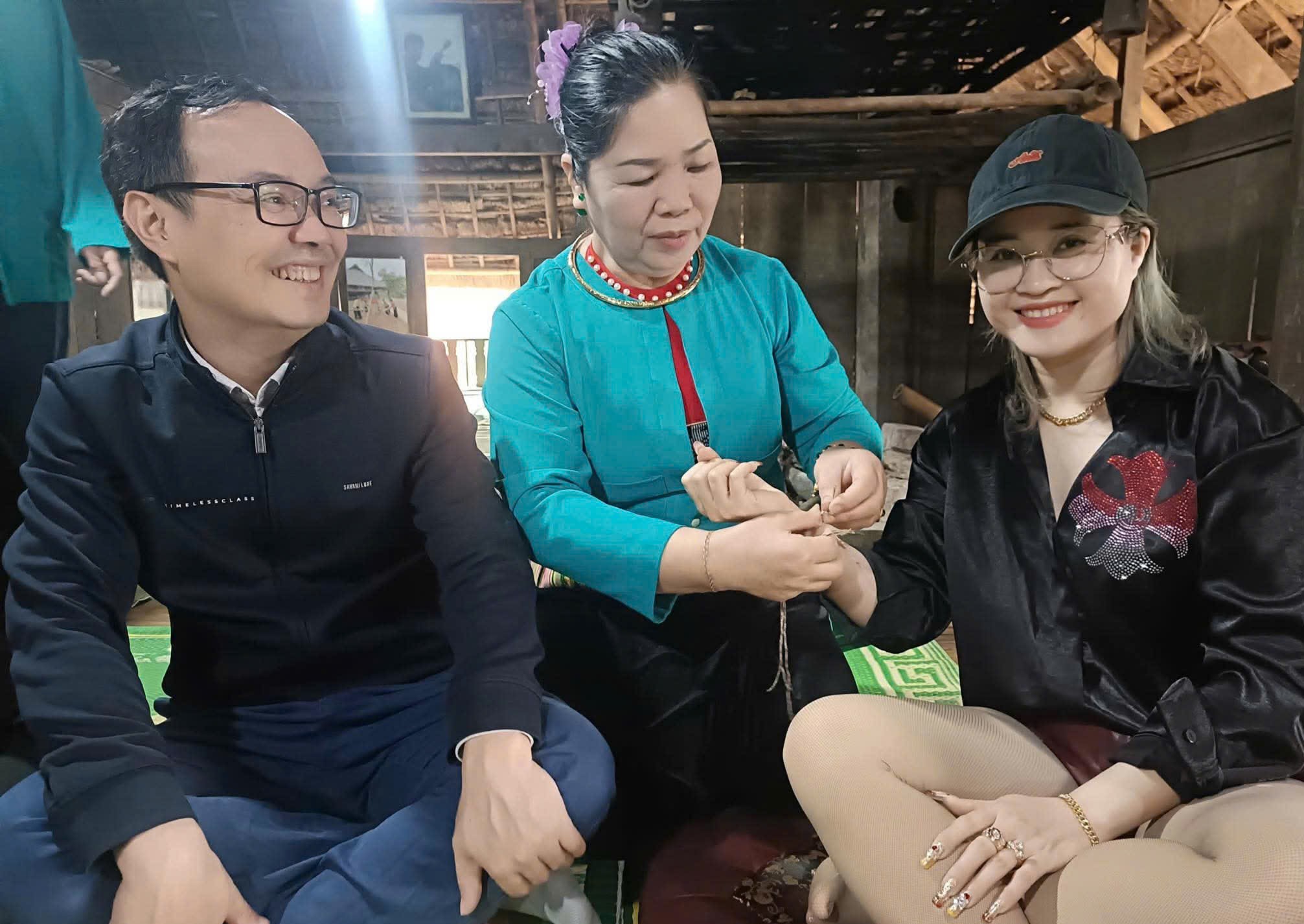 Buộc chỉ cổ tay - Nét văn hoá độc đáo của người dân tộc Mường  - ảnh 1