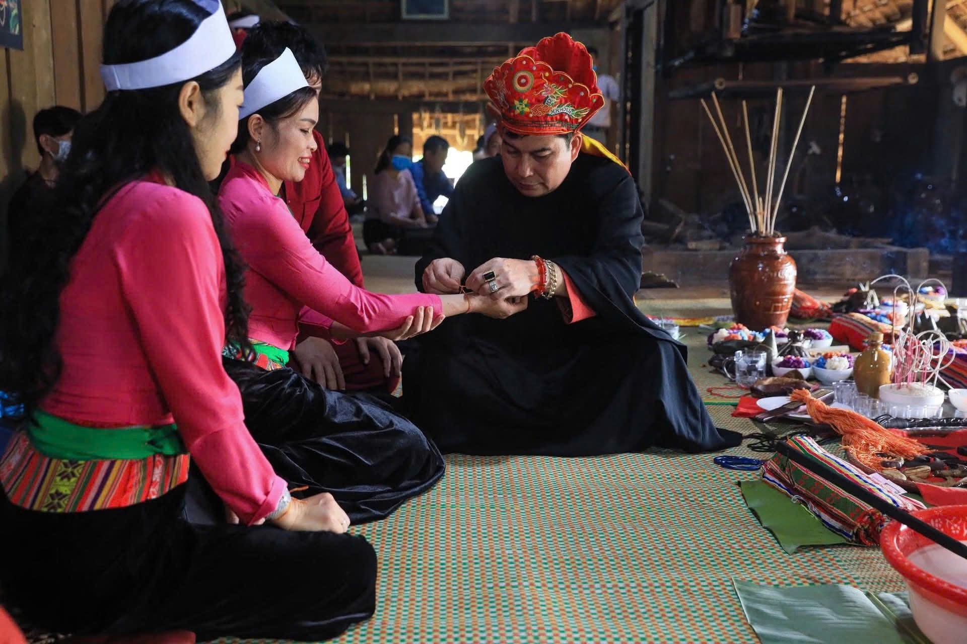 Buộc chỉ cổ tay - Nét văn hoá độc đáo của người dân tộc Mường  - ảnh 2