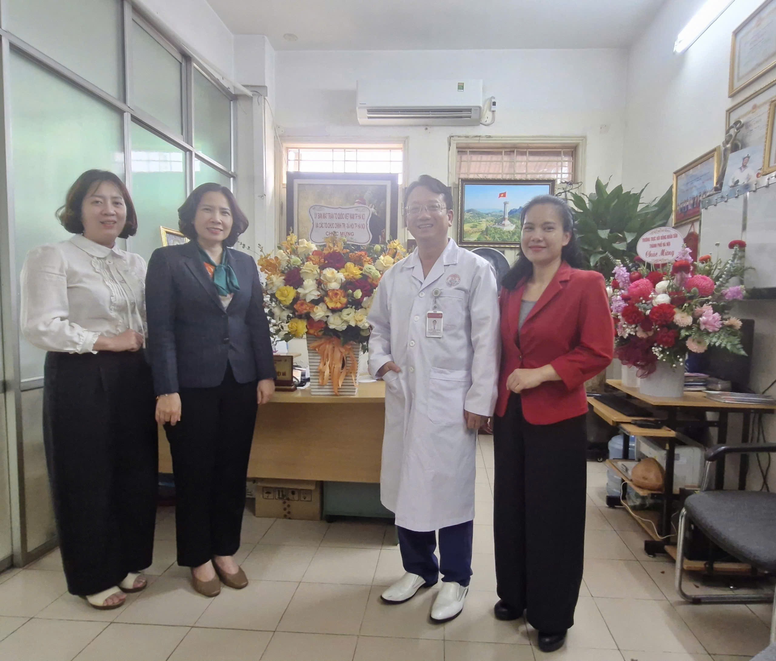 MTTQ Việt Nam TP Hà Nội thăm, chúc mừng ngành Y tế nhân Ngày thầy thuốc Việt Nam - ảnh 2