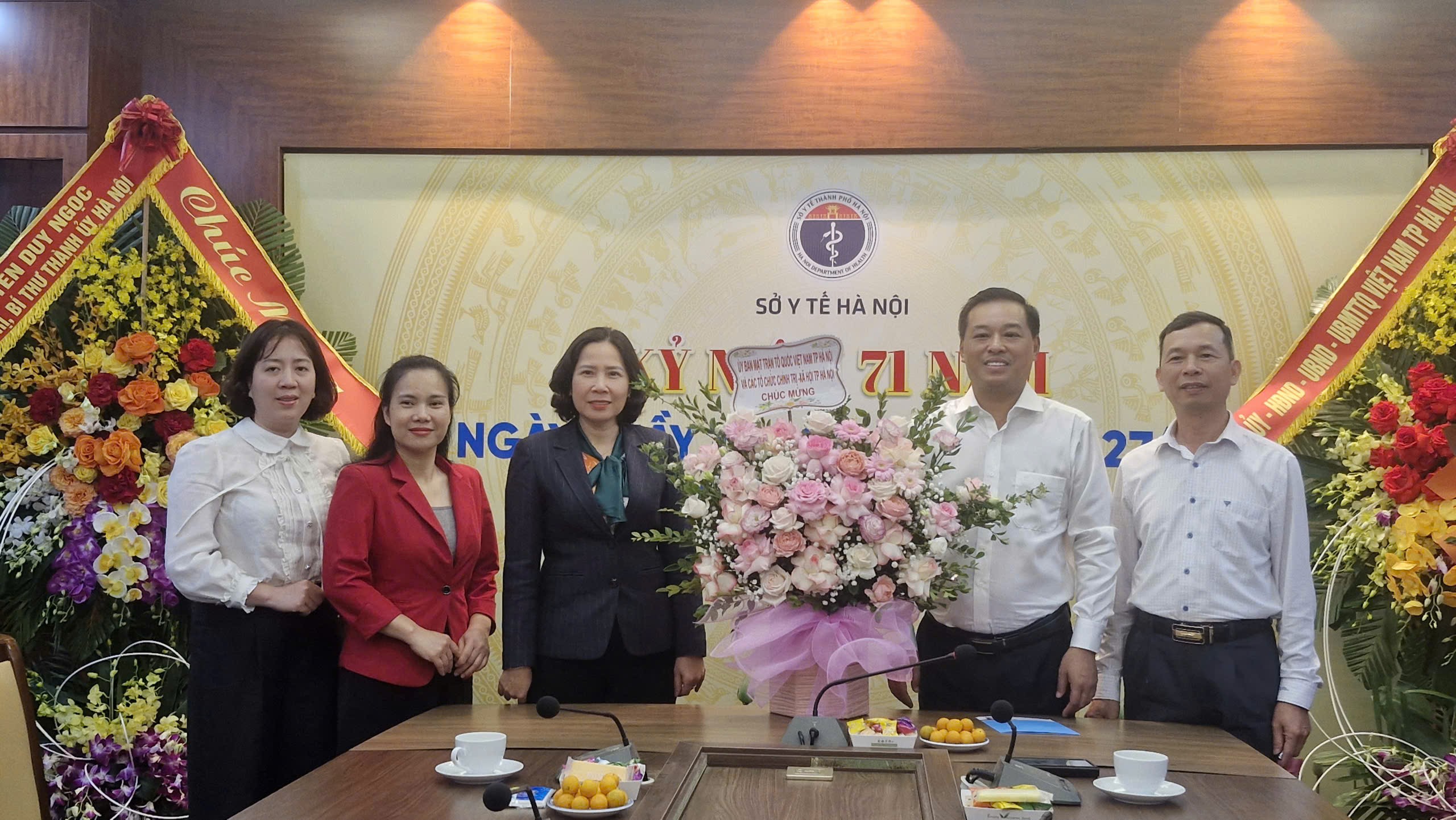 MTTQ Việt Nam TP Hà Nội thăm, chúc mừng ngành Y tế nhân Ngày thầy thuốc Việt Nam - ảnh 1