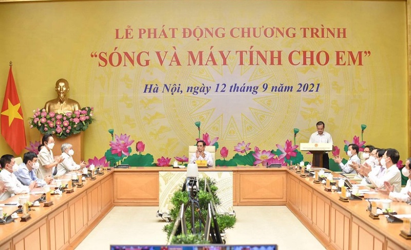 EVN ủng hộ 24.000 máy tính (tương đương 60 tỷ đồng) cho chương trình "Sóng và máy tính cho em" - ảnh 1