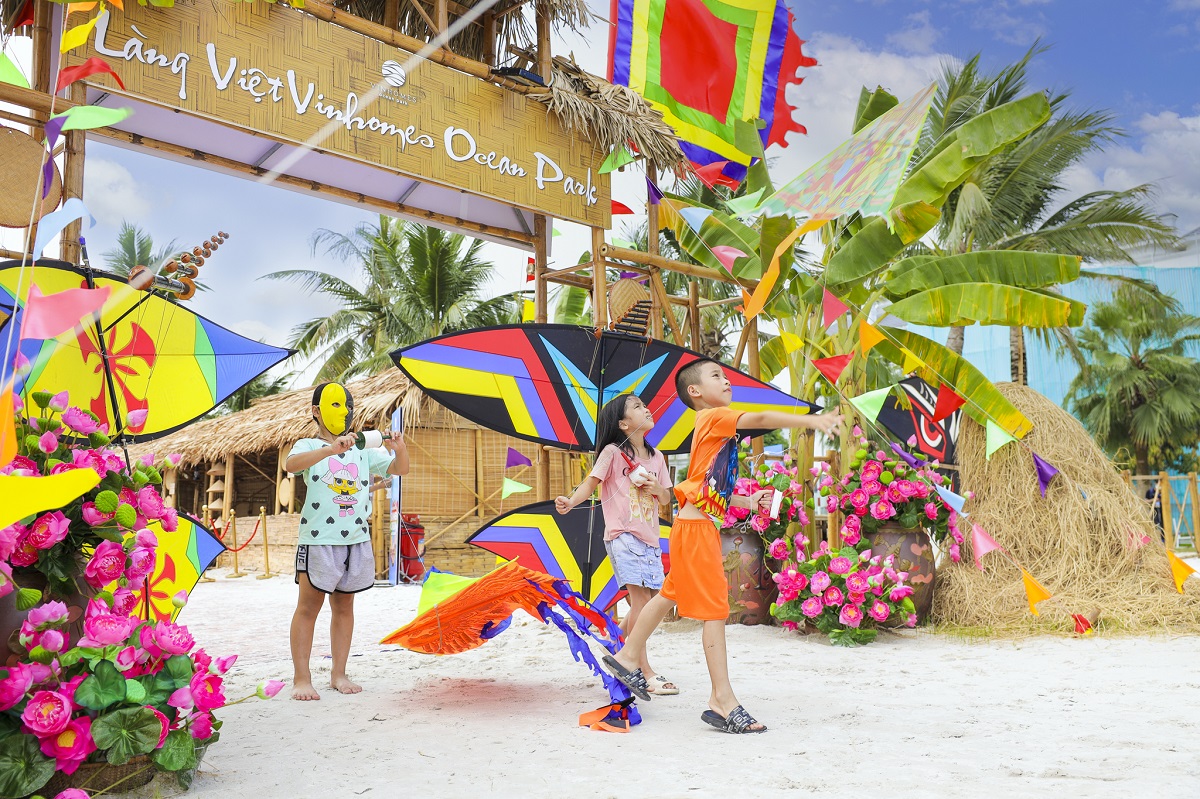Người Hà Nội vui Tết Độc lập giữa “biển trong lòng phố” - ảnh 4