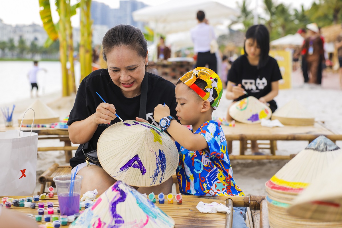 Người Hà Nội vui Tết Độc lập giữa “biển trong lòng phố” - ảnh 5