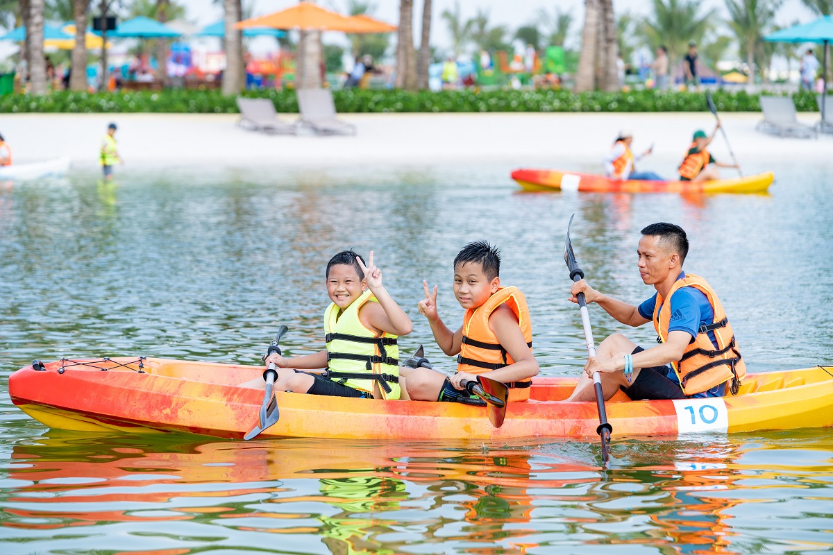 Người Hà Nội vui Tết Độc lập giữa “biển trong lòng phố” - ảnh 6