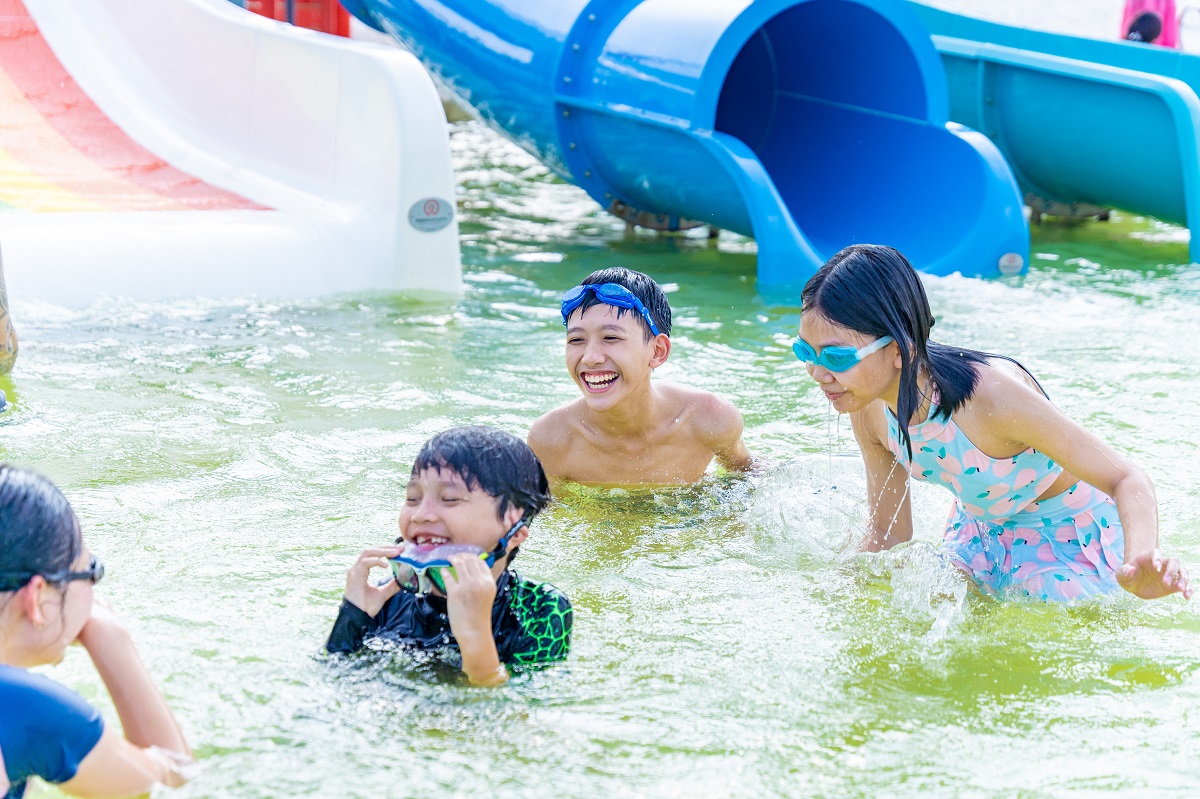 Người Hà Nội vui Tết Độc lập giữa “biển trong lòng phố” - ảnh 7