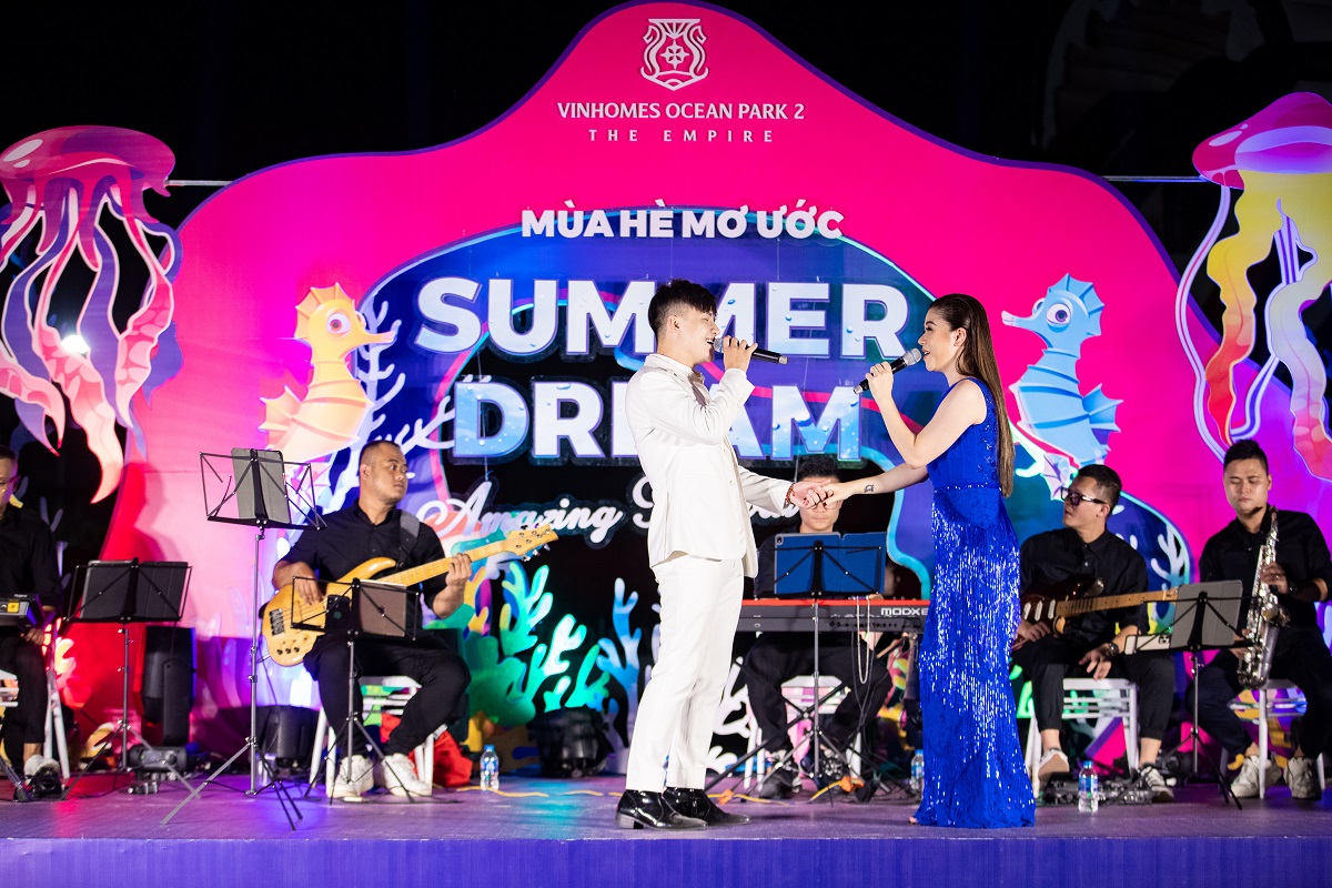 Người Hà Nội vui Tết Độc lập giữa “biển trong lòng phố” - ảnh 8