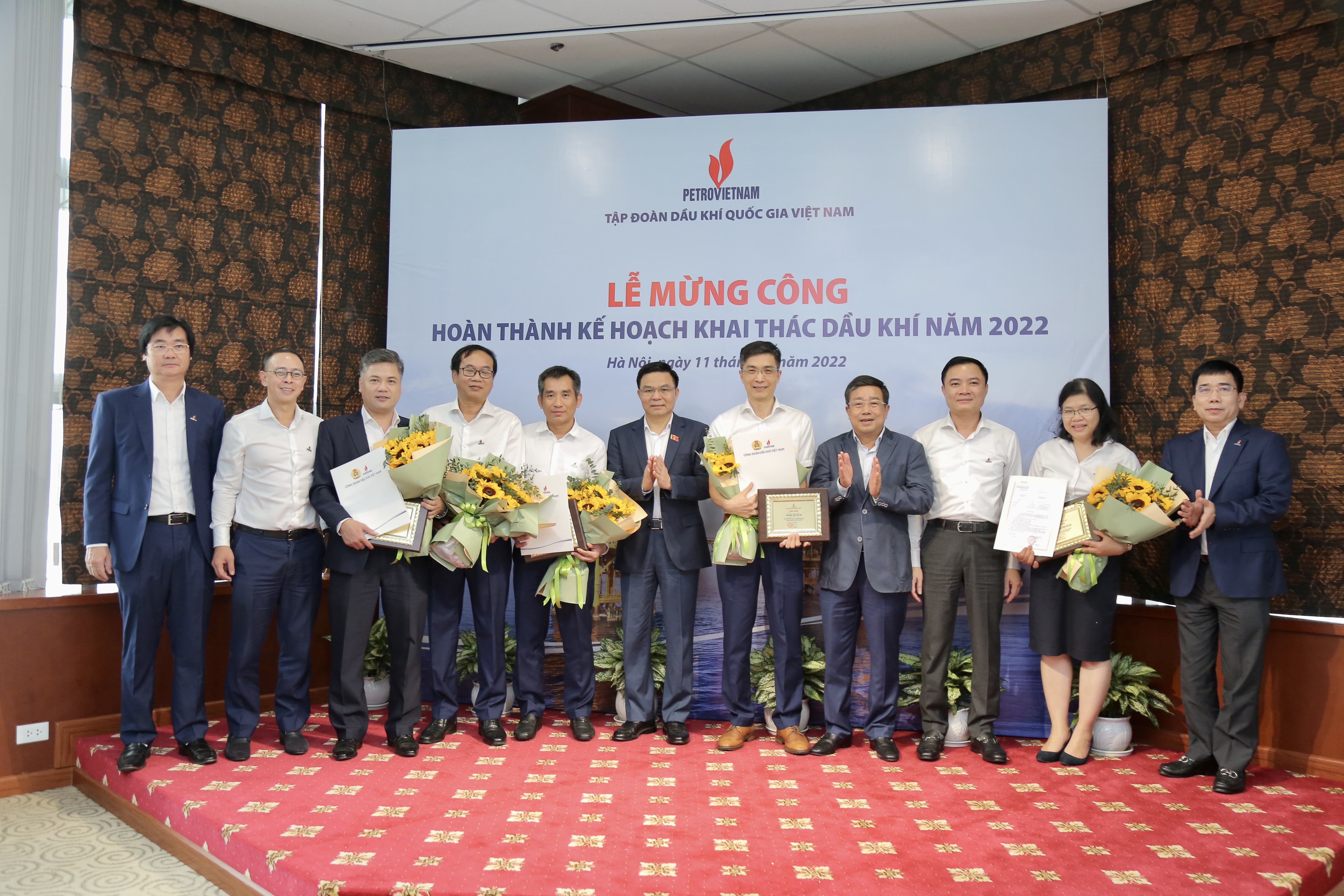 Petrovietnam mừng công hoàn thành sản lượng khai thác dầu khí và các chỉ tiêu tài chính năm 2022 - ảnh 1