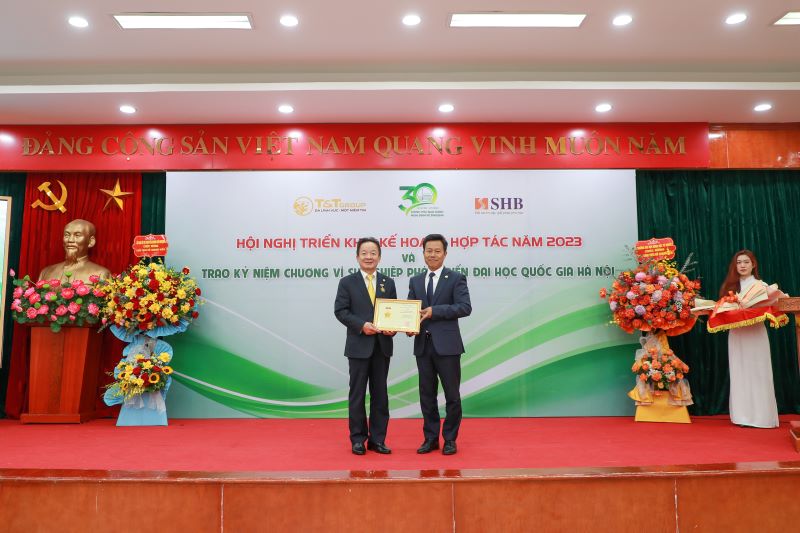 Doanh nhân Đỗ Quang Hiển nhận kỷ niệm chương Vì sự nghiệp phát triển Đại học Quốc gia Hà Nội - ảnh 1