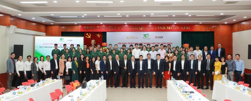 Doanh nhân Đỗ Quang Hiển nhận kỷ niệm chương Vì sự nghiệp phát triển Đại học Quốc gia Hà Nội - ảnh 4
