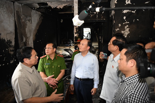 Trưa ngày 13/9, Thủ tướng Chính phủ Phạm Minh Chính đã tới thị sát hiện trường vụ cháy chung cư đặc biệt nghiêm trọng xảy ra trên địa bàn phường Khương Đình, quận Thanh Xuân, TP Hà Nội. Ảnh: VGP