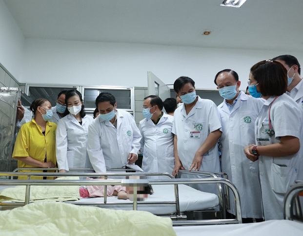 Thủ tướng Chính phủ Phạm Minh Chính, Bộ trưởng Bộ Y tế Đào Hồng Lan, Chủ tịch HĐND TP Hà Nội Nguyễn Ngọc Tuấn thăm các nạn nhân đang điều trị tại Khoa Cấp cứu A9 và Khoa Nhi (Bệnh viện Bạch Mai). Thủ tướng Chính phủ mong các y, bác sĩ làm hết sức mình để cứu chữa các nạn nhân, quan tâm động viên tinh thần nạn nhân và người nhà. Ảnh: VGP