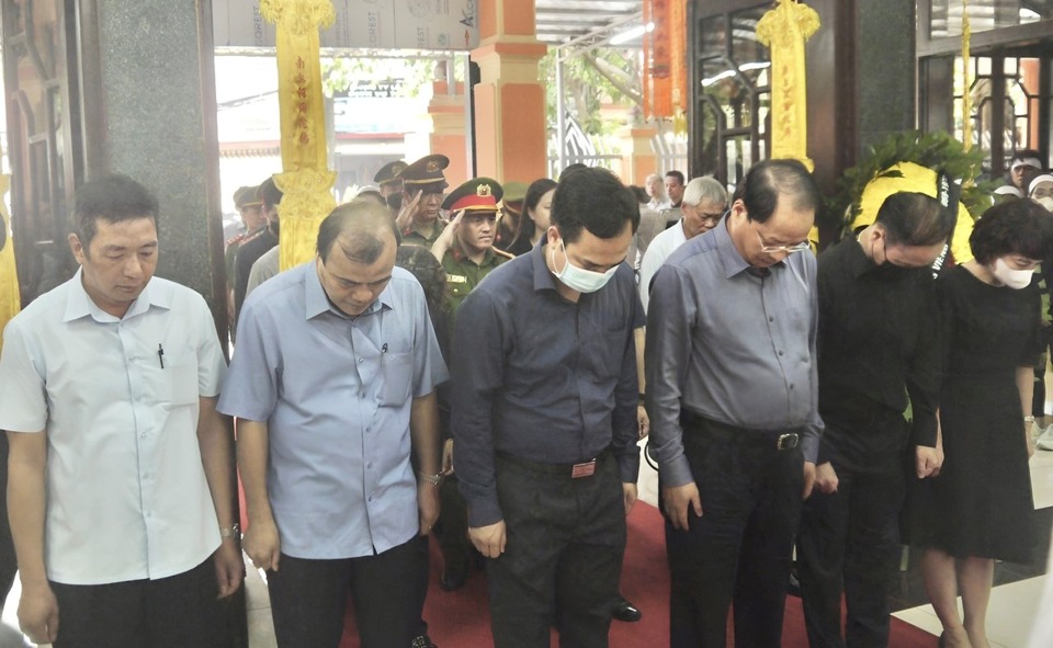 Trưởng ban Tuyên giáo Thành ủy Hà Nội Nguyễn Doãn Toản cùng đại diện các sở, ban, ngành TP viếng 2 nạn nhân tại Nhà tang lễ Bệnh viện Đa khoa Hà Đông và chia sẻ với những mất mát, đau thương của gia đình