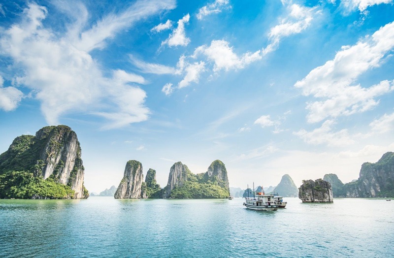 Quảng Ninh và những điểm “đã đến là không muốn về” trong mùa hè này - ảnh 1