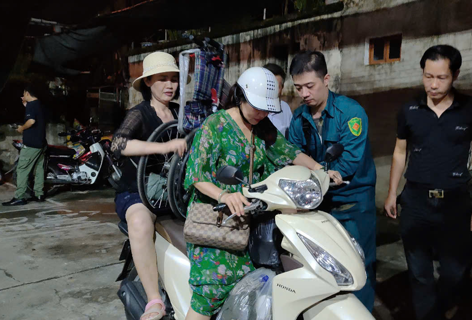 Những hộ đầu tiên tự di dời. Ảnh AT