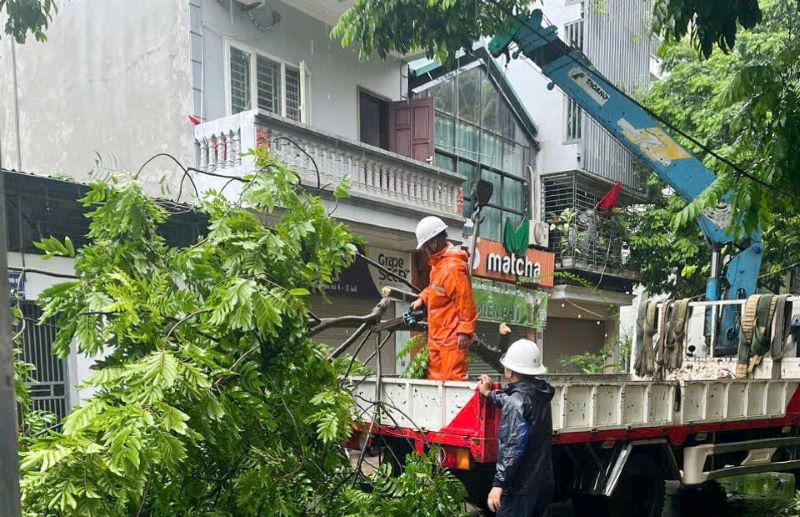 Bí thư Thành ủy Hà Nội Bùi Thị Minh Hoài chỉ đạo tiếp tục bằng mọi biện pháp bảo đảm an toàn cho dân - ảnh 2