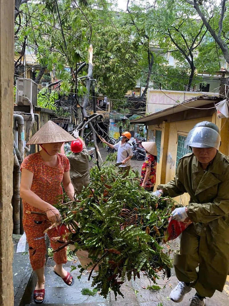 Hội viên, phụ nữ quận Ba Đình, Cầu Giấy góp sức khắc phục hậu quả bão số 3 - ảnh 3