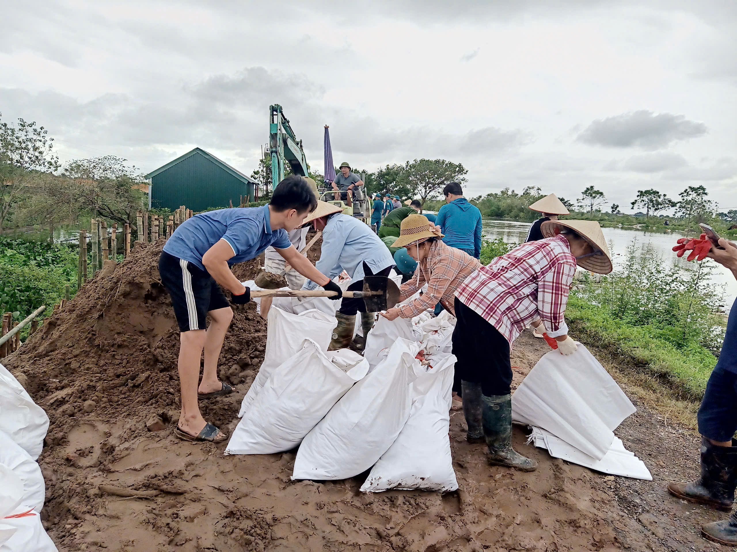 Lực lượng cơ động của huyện Thanh trì và nhân dân đang tích cực giữ đê Thanh Trì: Lực lượng cơ động và nhân dân căng mình đắp đê ngăn lũ