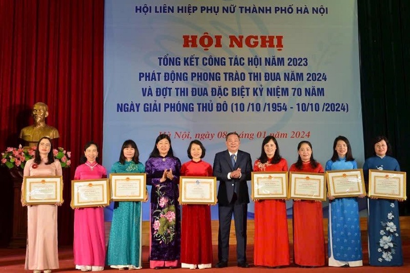 Lấy ý kiến cán bộ, hội viên phụ nữ về danh sách đề nghị tặng danh hiệu “Chi hội Phụ nữ Thủ đô tiêu biểu” năm 2024 - ảnh 1