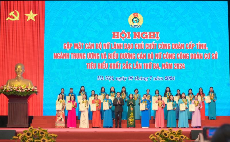 Biểu dương những đóng góp, cống hiến của đội ngũ cán bộ Nữ công Công đoàn các cấp - ảnh 5