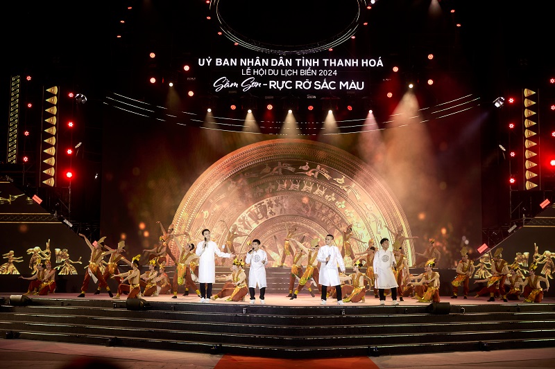 Hơn 300 ngàn người đổ về Quảng trường biển TP Sầm Sơn xem khai mạc Lễ hội du lịch biển   - ảnh 5