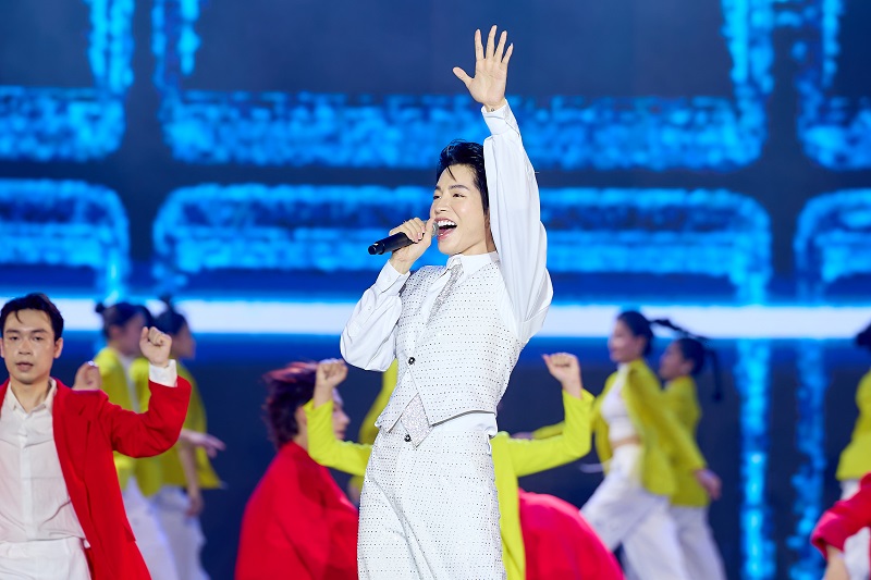 Hơn 300 ngàn người đổ về Quảng trường biển TP Sầm Sơn xem khai mạc Lễ hội du lịch biển   - ảnh 6