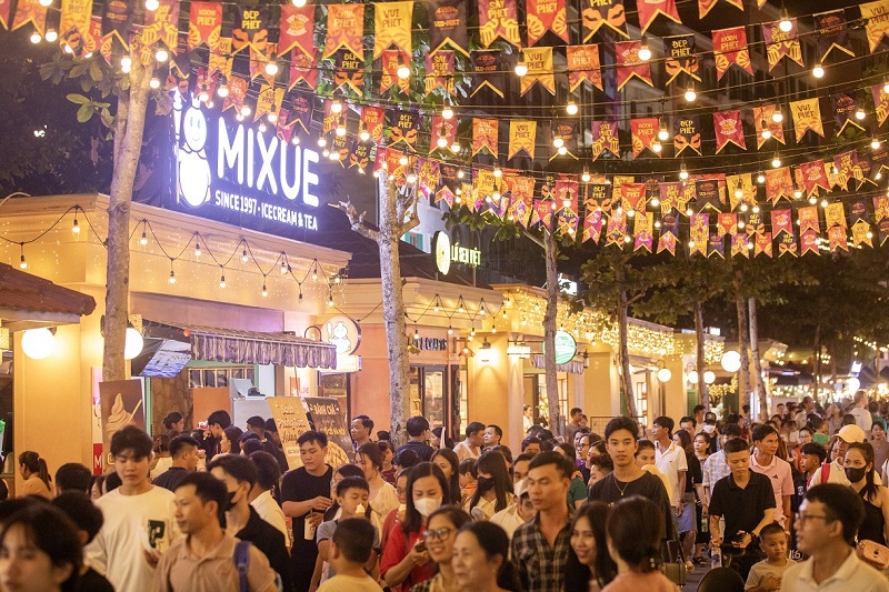 Thủ tướng Phạm Minh Chính thăm chợ đêm Phú Quốc và giao lưu với bà con, du khách - ảnh 6