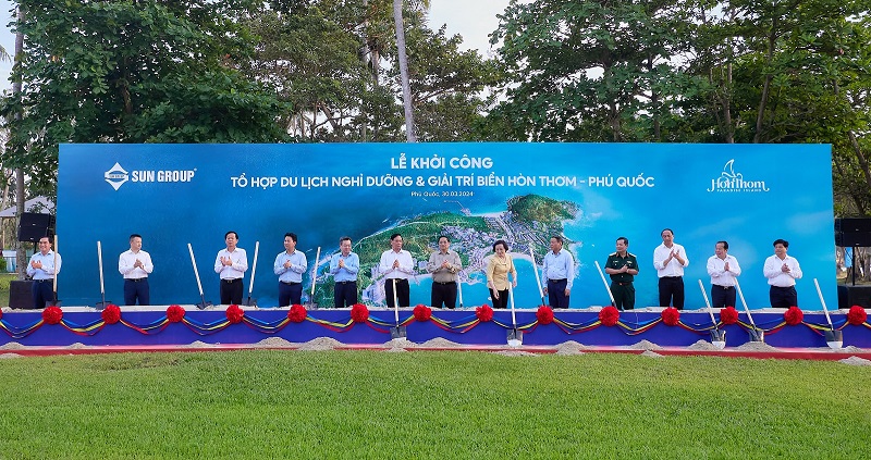 Thủ tướng Phạm Minh Chính thăm chợ đêm Phú Quốc và giao lưu với bà con, du khách - ảnh 7
