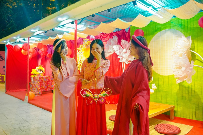 Đón trung thu sớm, “check-in” phố lồng đèn ở Da Nang Downtown dịp Tết Độc lập - ảnh 4