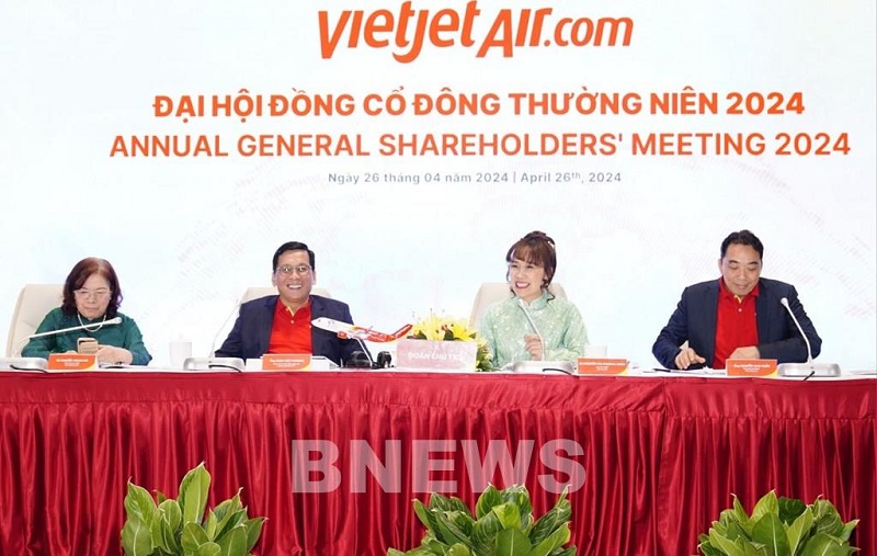 Vietjet đặt kế hoạch vận chuyển 27 triệu lượt khách năm 2024, chia cổ tức 25% - ảnh 1