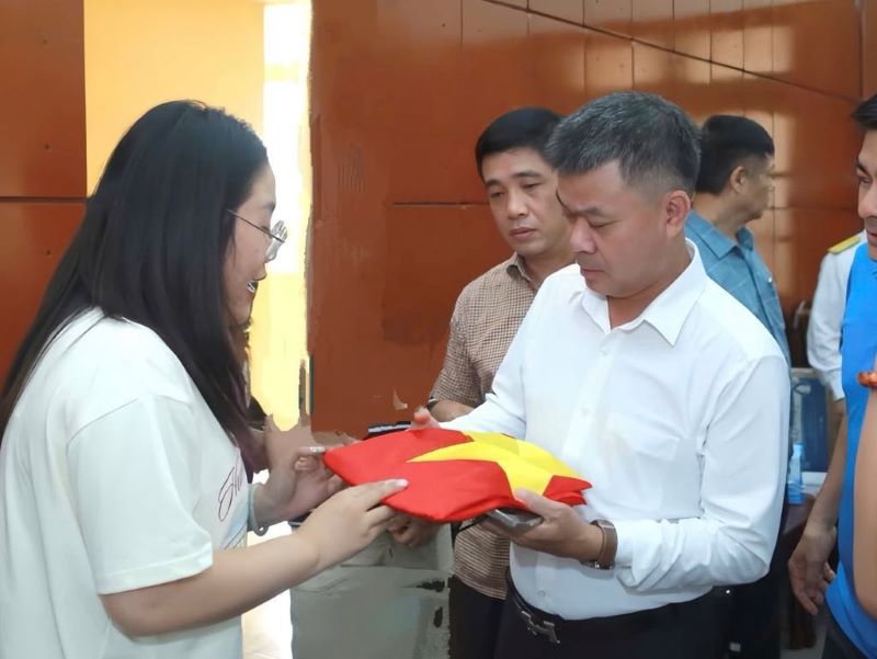 100 lãnh đạo, phóng viên cơ quan báo chí thăm quân và dân huyện đảo Trường Sa và nhà giàn DK1 - ảnh 3