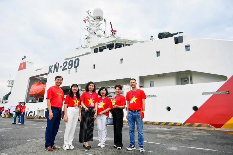 100 lãnh đạo, phóng viên cơ quan báo chí thăm quân và dân huyện đảo Trường Sa và nhà giàn DK1 - ảnh 4