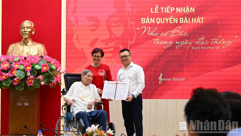 Nhạc sĩ Phạm Tuyên trao tặng ca khúc “Như có Bác trong ngày đại thắng” cho Báo Nhân Dân - ảnh 1