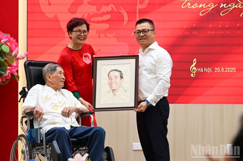 Nhạc sĩ Phạm Tuyên trao tặng ca khúc “Như có Bác trong ngày đại thắng” cho Báo Nhân Dân - ảnh 3