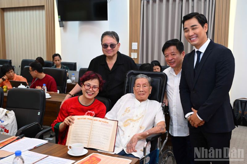 Nhạc sĩ Phạm Tuyên trao tặng ca khúc “Như có Bác trong ngày đại thắng” cho Báo Nhân Dân - ảnh 4