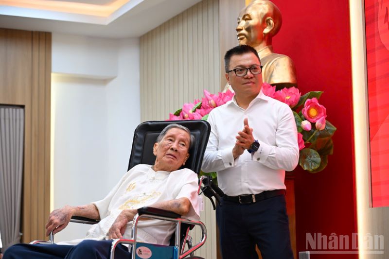 Nhạc sĩ Phạm Tuyên trao tặng ca khúc “Như có Bác trong ngày đại thắng” cho Báo Nhân Dân - ảnh 5