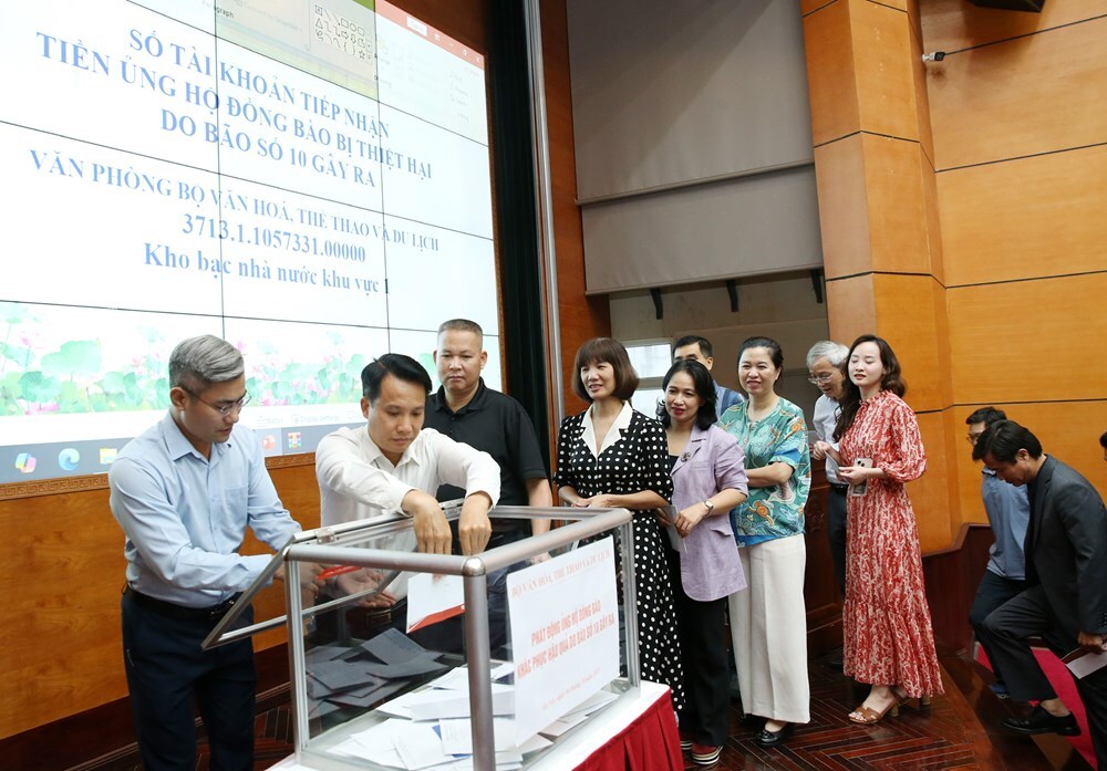 Quyên góp gần 4,3 tỉ đồng ủng hộ đồng bào bị thiệt hại do bão lũ - ảnh 3