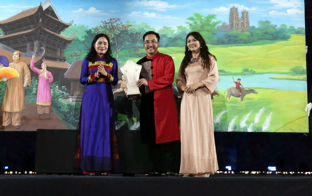 Quyên góp gần 4,3 tỉ đồng ủng hộ đồng bào bị thiệt hại do bão lũ - ảnh 2