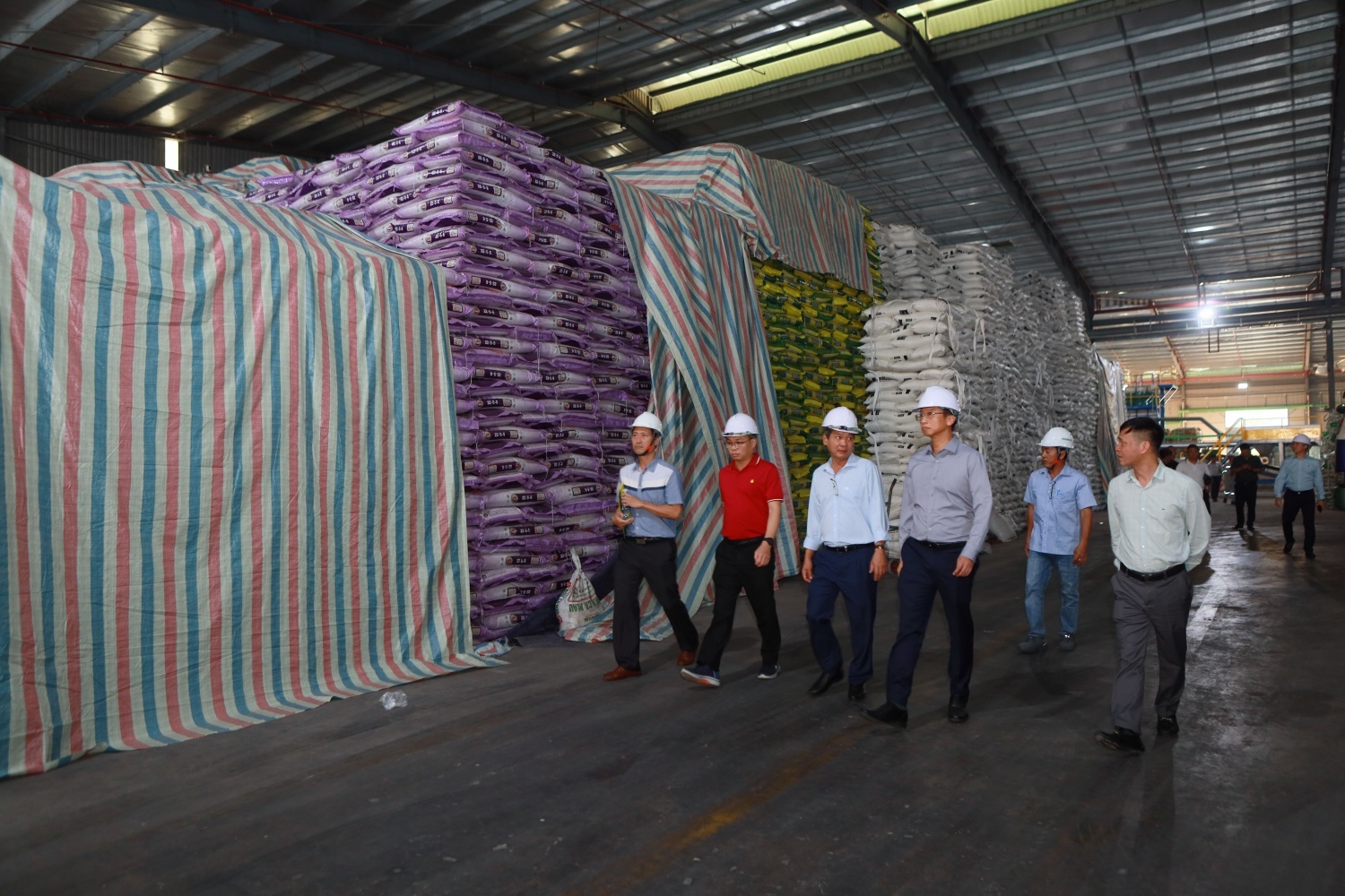 Đại diện Công ty PVCFC đưa đoàn công tác của Petrovietnam tham quan Nhà máy và trò chuyện, động viên NLĐ sau những ảnh hưởng của cơn bão số 13.