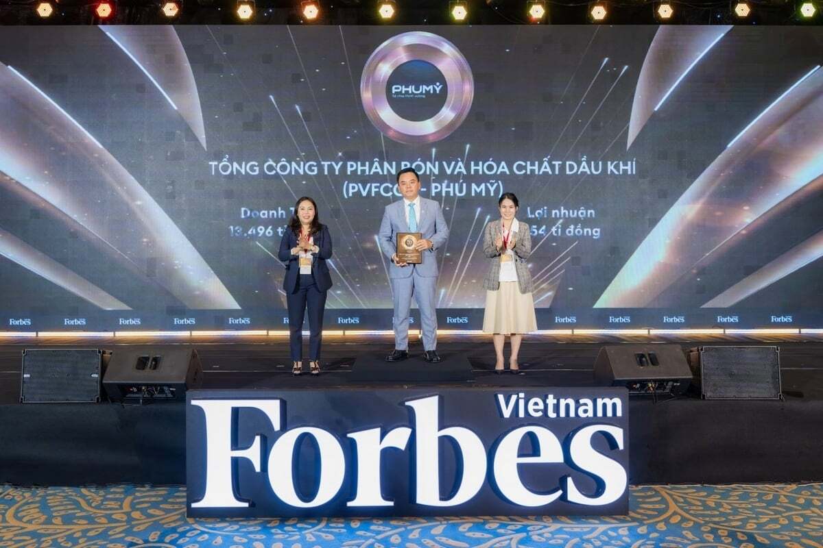 Ông Nguyễn Xuân Hòa - Chủ tịch HĐQT PVFCCo - Phú Mỹ nhận Danh hiệu Top 50 công ty niêm yết tốt nhất Việt Nam 2025. Ảnh: Đình Khôi.