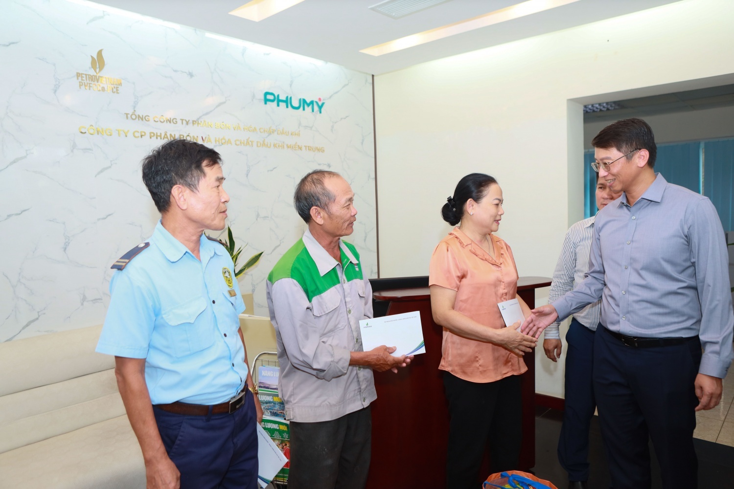 Nghĩa tình Petrovietnam: Sẻ chia khó khăn với NLĐ bị ảnh hưởng do bão số 13 tại Gia Lai