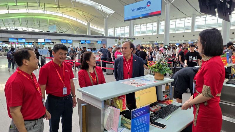 Vietjet tự phục vụ mặt đất: Tỷ lệ đúng giờ tại Tân Sơn Nhất tăng mạnh, sẵn sàng cho mùa cao điểm cuối năm - ảnh 3