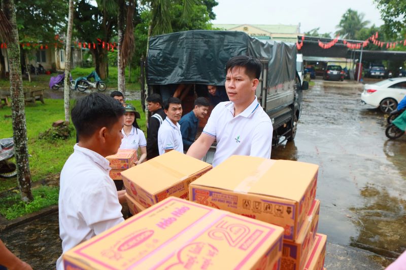 “Nghĩa tình đong đầy” giữa mùa lũ - Petrovietnam và BSR chung tay vì đồng bào vùng lũ - ảnh 7