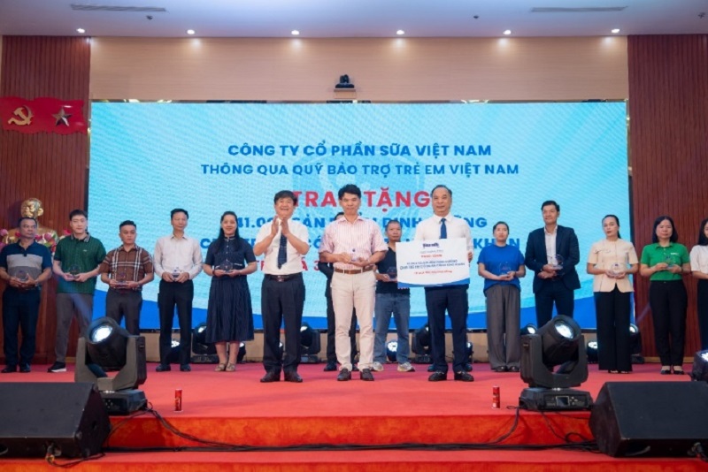 Trao tặng gần 70.000 hộp sữa nhân dịp 1/6, Vinamilk khởi đầu Tháng hành động vì trẻ em nhiều ý nghĩa   - ảnh 1