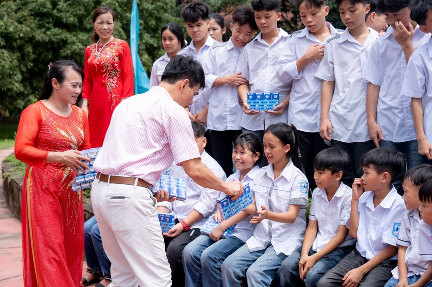 Trao tặng gần 70.000 hộp sữa nhân dịp 1/6, Vinamilk khởi đầu Tháng hành động vì trẻ em nhiều ý nghĩa   - ảnh 2