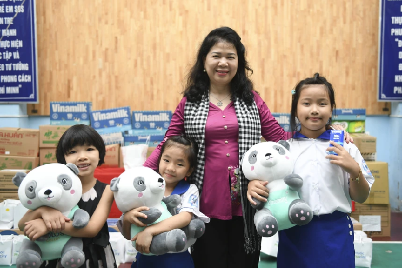 Trao tặng gần 70.000 hộp sữa nhân dịp 1/6, Vinamilk khởi đầu Tháng hành động vì trẻ em nhiều ý nghĩa   - ảnh 6