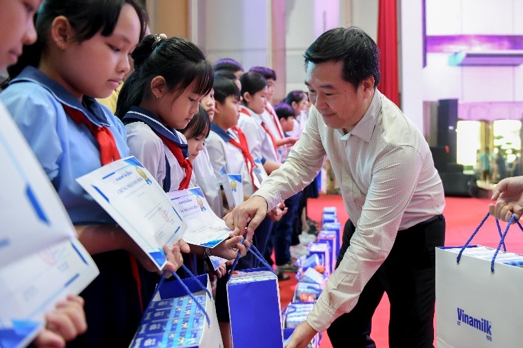 Trao tặng gần 70.000 hộp sữa nhân dịp 1/6, Vinamilk khởi đầu Tháng hành động vì trẻ em nhiều ý nghĩa   - ảnh 5