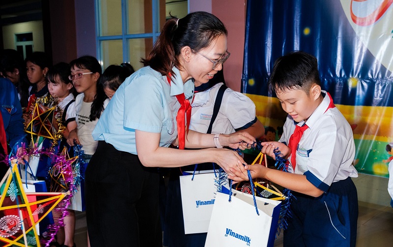 Vinamilk đồng hành mang Tết Trung thu đến hơn 10.000 trẻ em trên cả nước - ảnh 7